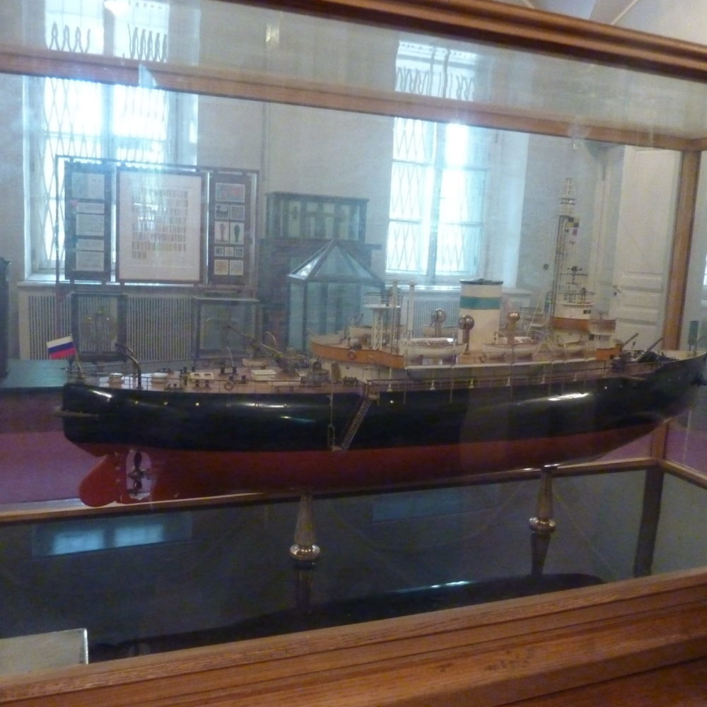 Un modello di nave per ricerche antartiche, al cui disegno collaborò Mendeleev. A model ship for Antarctic research, the design of which Mendeleev contributed