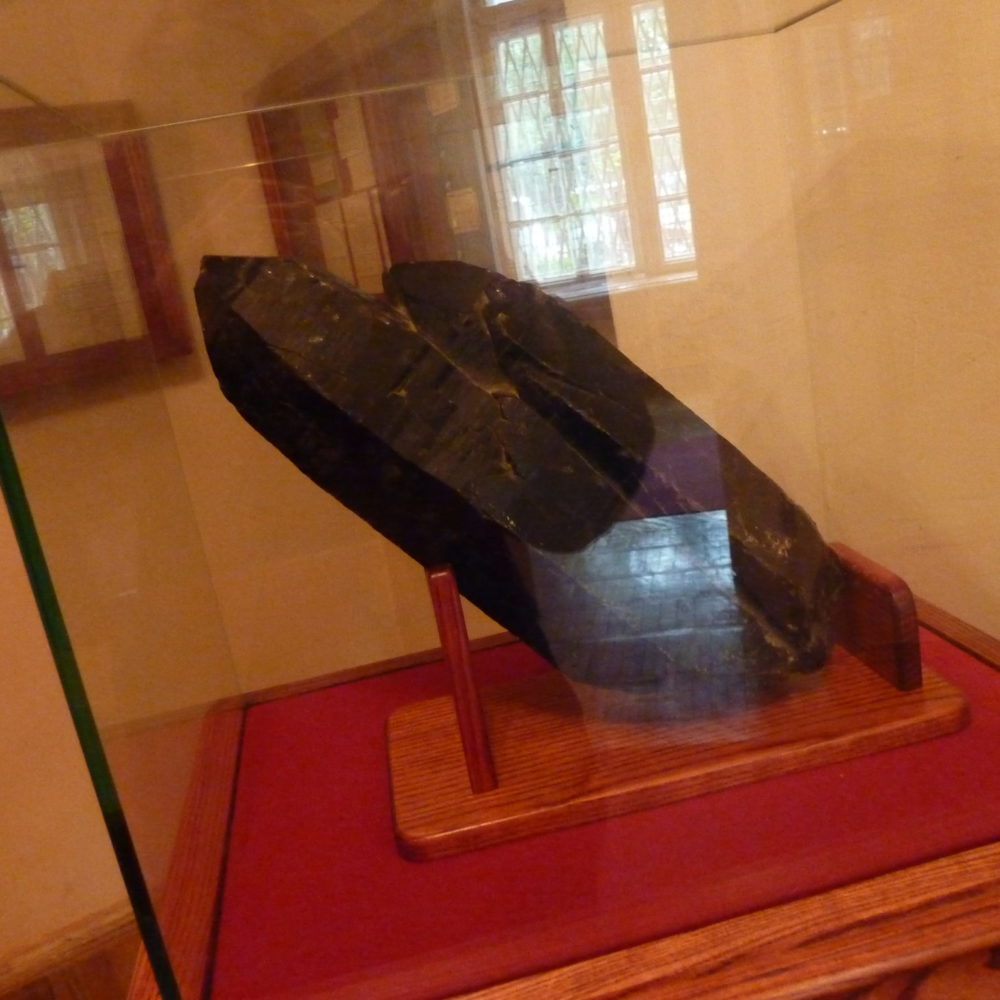 Un grosso campione di minerale della collezione di Mendeleev. A big mineral specimen in the collection of Mendeleev