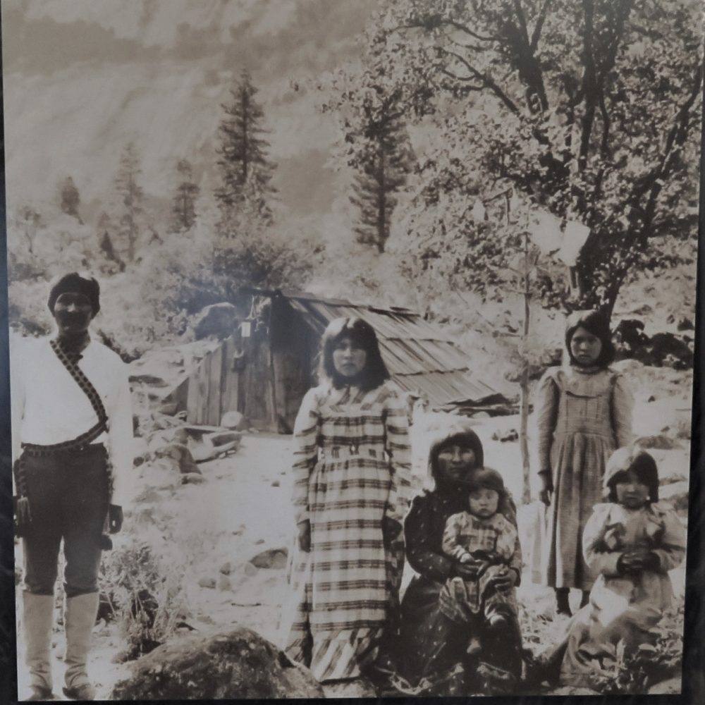 Bridgeport Tom , un indiano nativo di Mono Lake Paiute ( la contea si trova ad est della Sierra Nevada, tra lo Yosemite National Park e il confine con il Nevada ) , e la sua famiglia vissero nella Yosemite Valley durante i preimi del ’900 . Qui la famiglia  posa in fronte alla loro casa alla base della Yosemite Falls