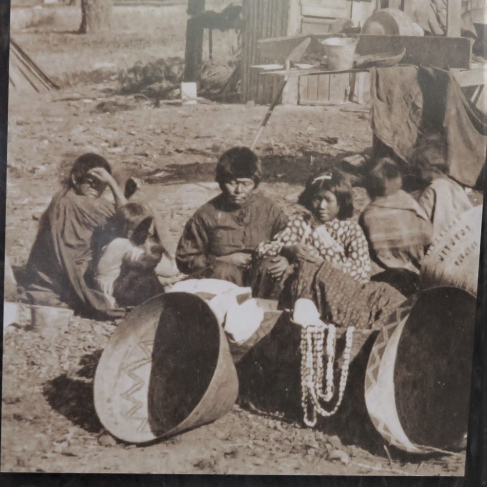 Con la loro comunità a brandelli , il popolo indiano si dovette adattare a una nuovo ed estraneo modo di vivere . Nel 1870 questa era una famiglia indiana americana  di stato sociale “elevato” in Yosemite .