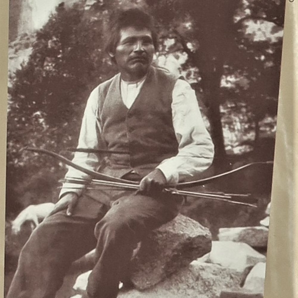 Tom Hutchings , un nativo Miwok , lavorò come guida per James Hutchings nel 1875 . Come era comune allora egli adotto il nome del suo datore di lavoro