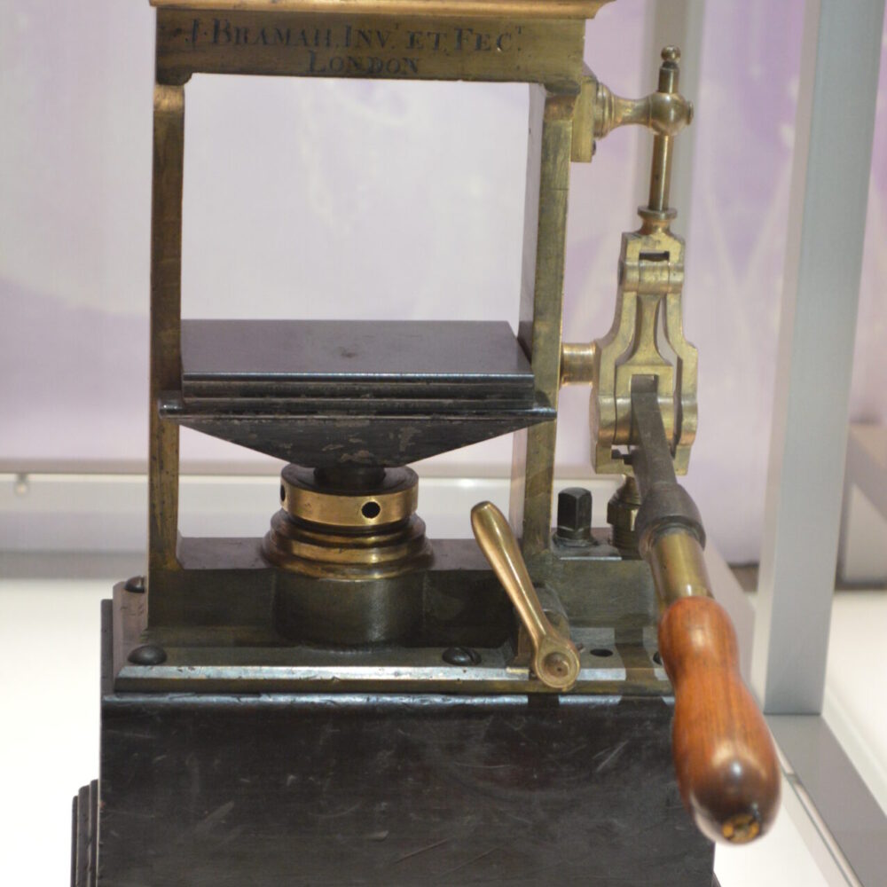 Faraday usò queta pressa per separare il benzene solidificato  dagli altri componenti liquidi della miscela di partenza .