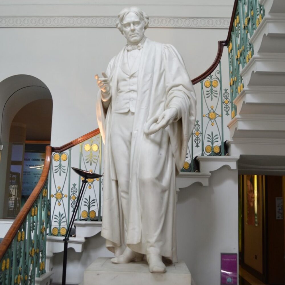 La statua di Faraday all’ingresso