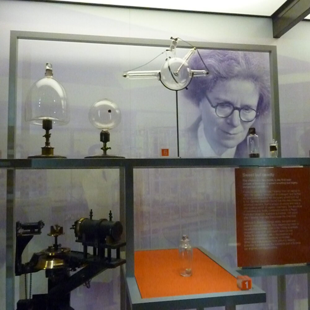 L’immagine è quella della cristallografa Katleen Lonsdale (1903-197) , che confermò la struttura del benzene con la cristalografia  a raggi X alla Royal Institution