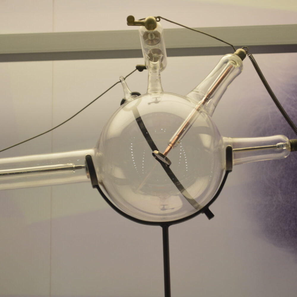 Questo tubo a vuoto , che produceva raggi X fu la principale sorgente che venne usata da Bragg alla Royal Institution nelle sue ricerche sulla cristallografia a raggi X
