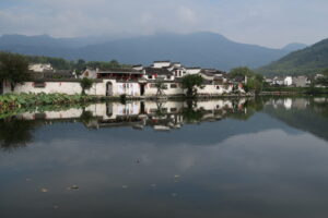 La vista del villaggio dal lago che lo lambisce