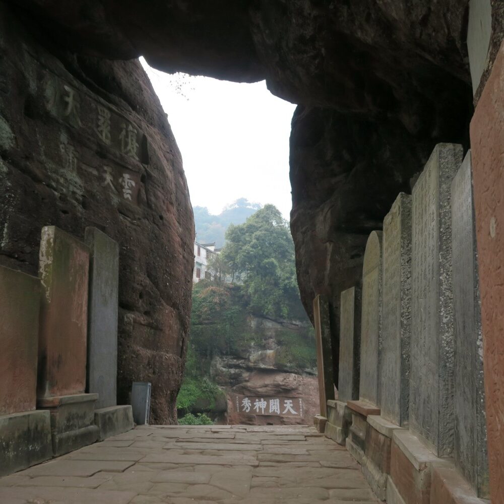 Alle  pareti della galleria sono  addossate stele che portano iscrizioni taoiste