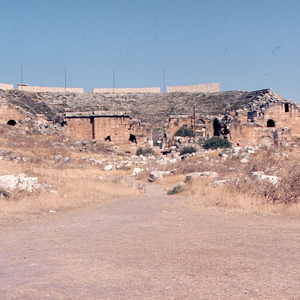 Le rovine del teatro di  Hierapolis prima del suo recupero